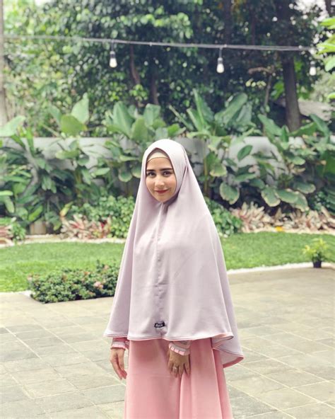 Foto Artis Berhijab Syar'i : Download Foto Muslimah Berhijab Syari ...