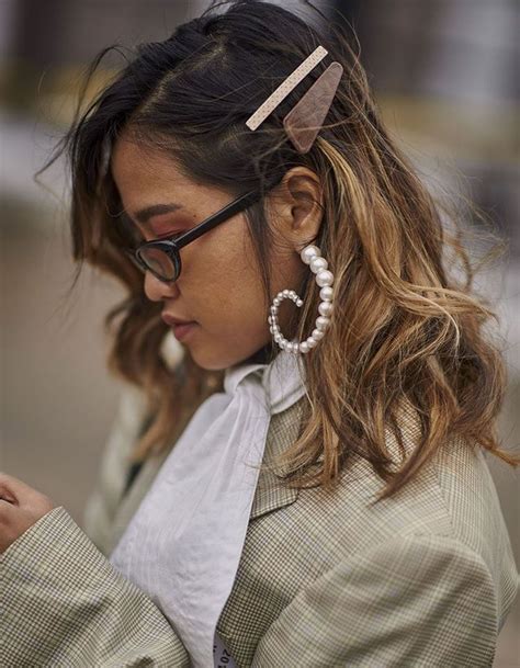 Coiffures Avec Des Barrettes Dans Les Cheveux Elle