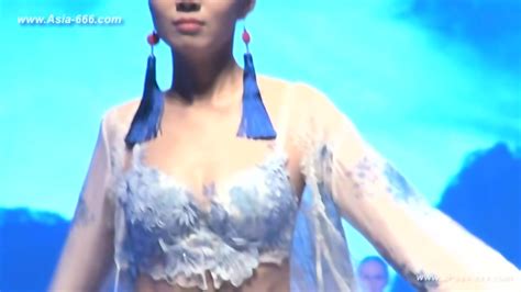 Chinese Model In Sexy Lingerie Show