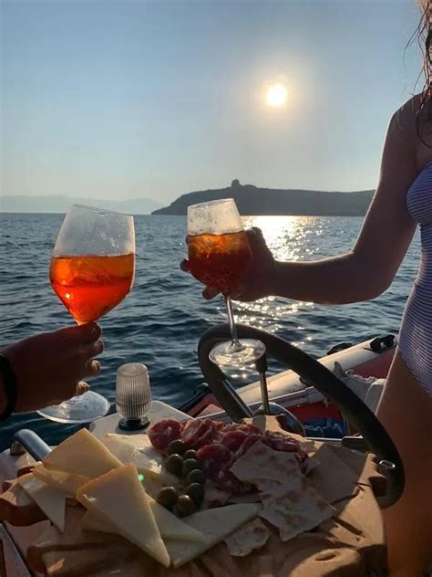 Aperitivo In Barca Al Tramonto Alla Sella Del Diavolo A Cagliari Holidoit