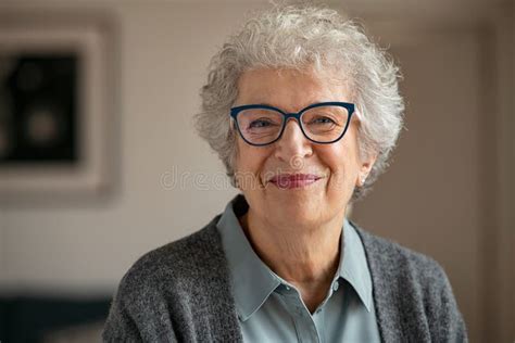 Vieja Y Feliz Abuela Mirando La C Mara Imagen De Archivo Imagen De