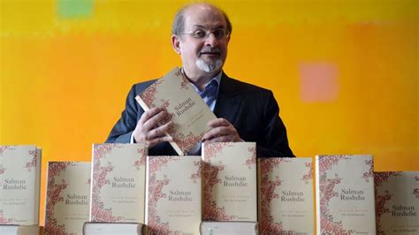 Tras El Ataque A Salman Rushdie Crecen Las Ventas De Uno De Sus Libros