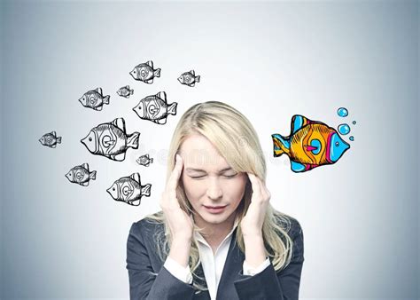 Femme Blonde Attirante Soumise à Une Contrainte Choix Image stock Image du vide concept