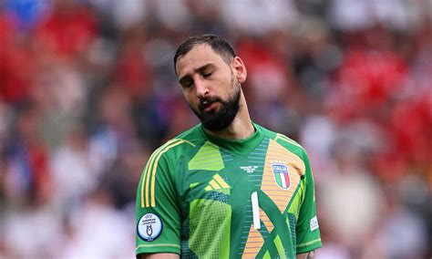 Donnarumma Torna In Italia Parla L Agente Ilbianconero