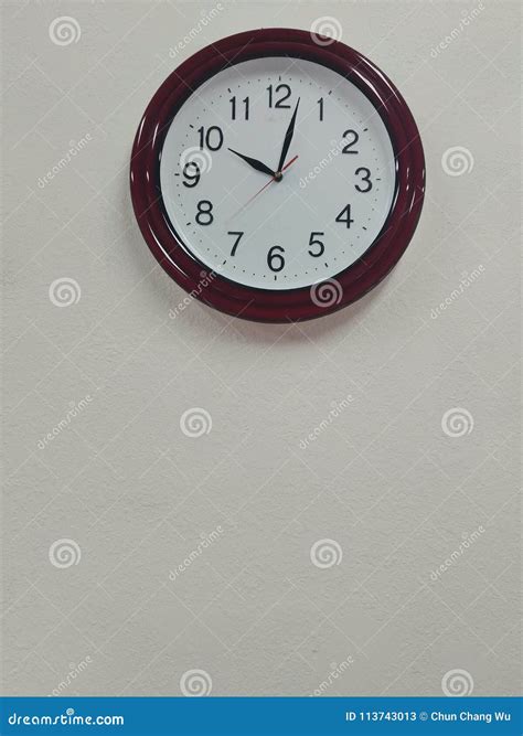 Un Reloj En La Pared, Demostraciones La Hora Actual Es 10:02 Imagen de