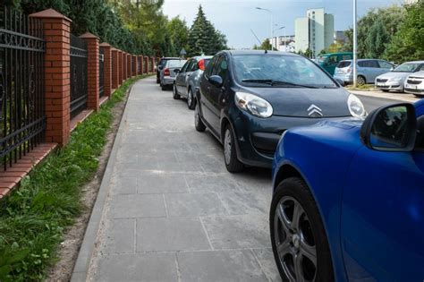 Czy Mo Na Parkowa Samoch D Na Chodniku Decyduj Detale Kobieta W