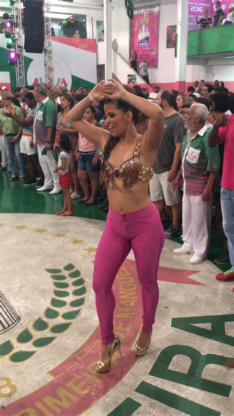 Ego Renata Santos Exibe Barriga Sarada Em Noite De Samba Not Cias