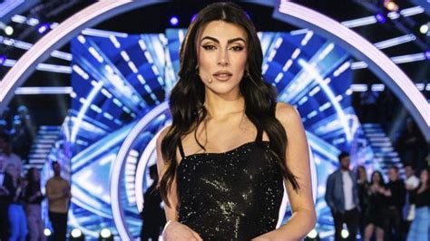 Giulia Salemi A Verissimo Indossa L Abito Nude Con Maxi Spacchi E Schiena Nuda