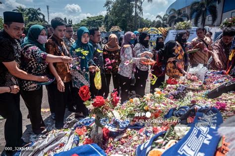 Afp Photo On Twitter Indonesia People Pay Their Respects For Victims Of The Stampede At