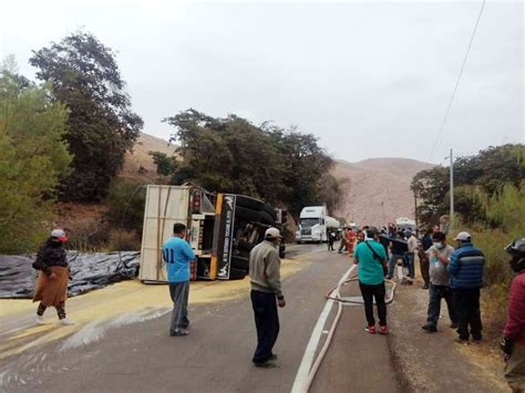 Tr Iler Boliviano Se Despista Y Vuelca En Tumilaca