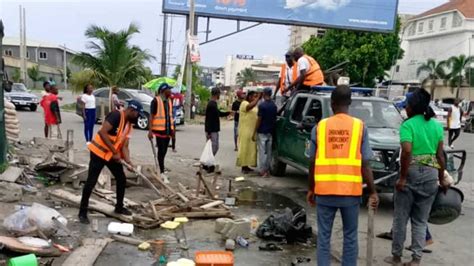 Lawma Demolishes Shanties Clears Traders Along Lekki Epe High Way