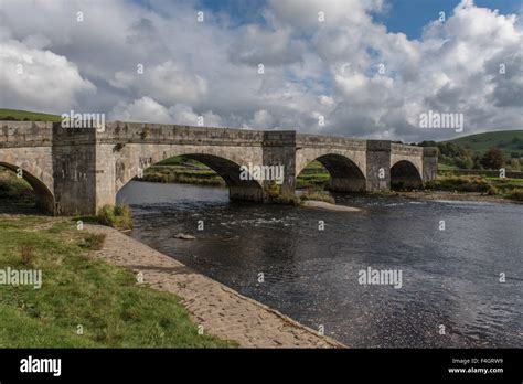 Bridge over The River Wharfe at Burnsall Stock Photo - Alamy