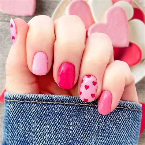 40 Cute Short Nail Designs That Are Practical For Everyday Wear Valentines Day Nails Heart