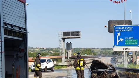 Auto Distrutta Dalle Fiamme Sulla Tangenziale Verso Isola DAsti La