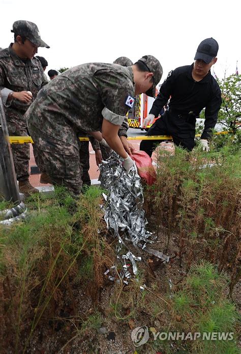 북한 쓰레기 풍선 내용물 수거하는 군부대 연합뉴스