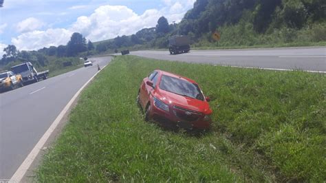 Carro Vai Parar No Canteiro Central Da Pr Entre Castro E Pira Do Sul