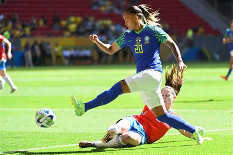 A player from Brazil encounters her father who works at the airport ...