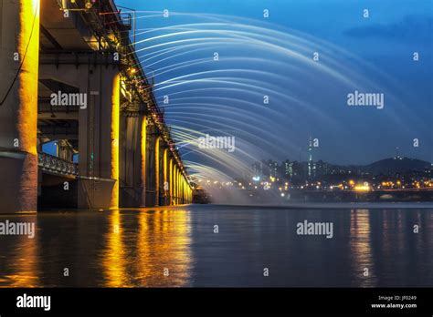 banpo rainbow bridge fountain Stock Photo - Alamy