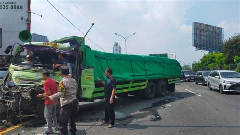 Kecelakaan Hari Ini Di Jakbar Dua Truk Kontainer Tabrakan Di Tol