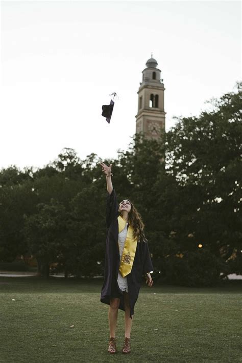 Pin By Yesenia Medina On Lsu Grad Photoshoot Ideas Graduation Picture