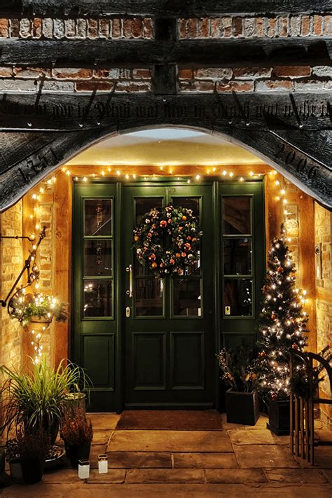 18 Dazzling Christmas Door Decoration Ideas for Your Home | by cagla