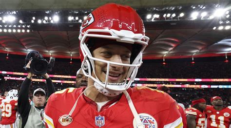 Patrick Mahomes Responds to NFL Fans Mocking His 'Dad Bod' - TMSPN