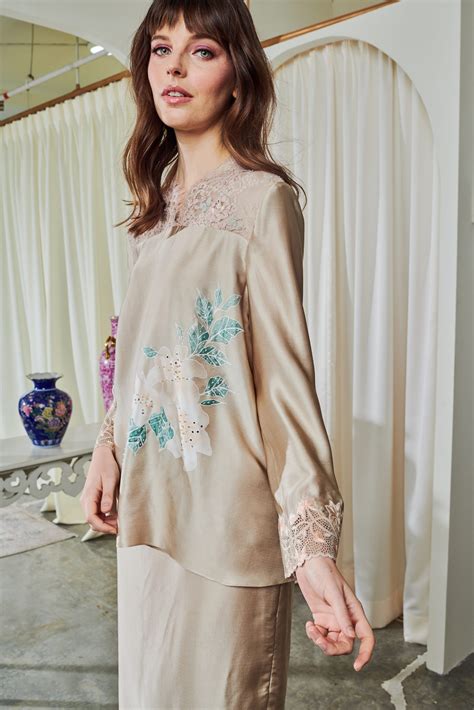 Bunga Lily In Nude Merahjambu