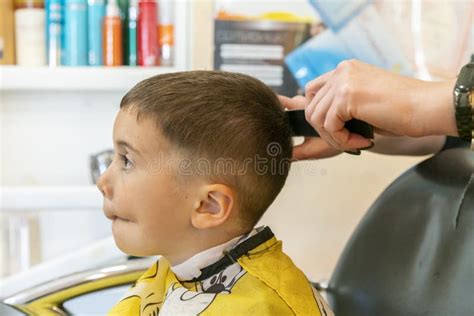 Niñito Con Corte De Pelo En Peluquería Para Niños Con Tijeras Y Peine