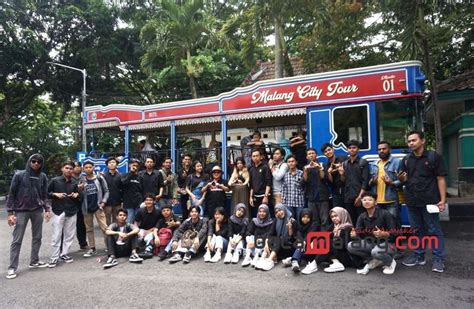 Mahasiswa Arsitektur Itn Malang Berfoto Di Depan Bus Malang City Tour