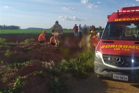 Cinco crianças ficam feridas após carro capotar e cair em vala no DF