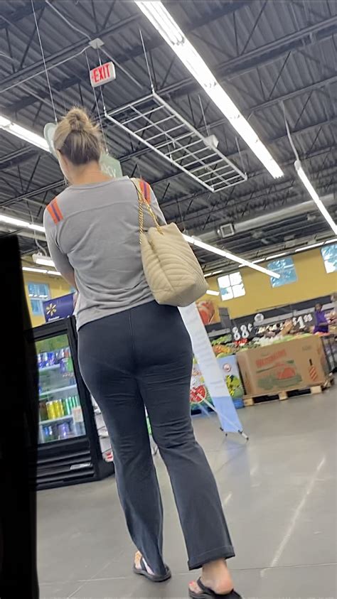 Bubble Butt Pawg Milf With Slight Vpl And Sexy Toes Spandex Leggings