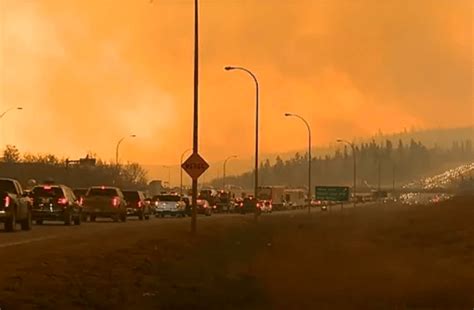 Evacuan A 30 Mil Personas Por Incendios Forestales Descontrolados En