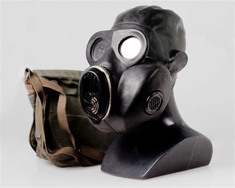 RARE Soviet Gas Mask PBF EO19 This Scary Black Gas Mask Was