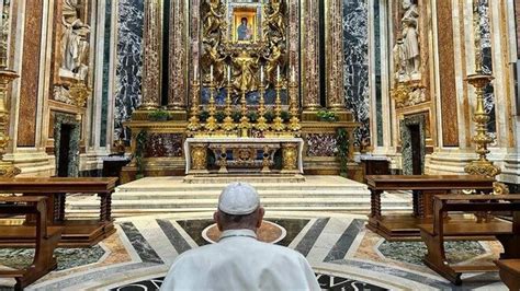 Francisco Donar La Rosa De Oro A La Virgen Salus Populi Romani