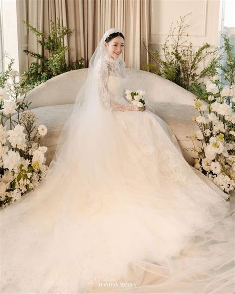 Bác sĩ xinh như hot girl tung loạt ảnh cưới với chàng trai năm 18 tuổi mình từng theo đuổi