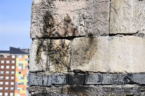 El Castillo De Ponferrada Aparece Vandalizado Con Una Pintada