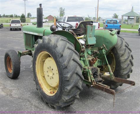 John Deere 820 tractor in Grove, OK | Item 3740 sold | Purple Wave