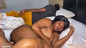 Hausfrau fickt heimlich den großen Schwanz des Nachbarn und wird vom Ehemann erwischt XVIDEOS