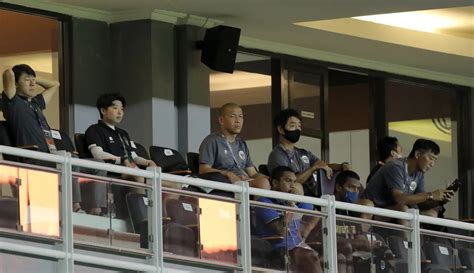 Foto Tertangkap Kamera Shin Tae Yong Pantau Laga Vietnam Vs Hong Kong