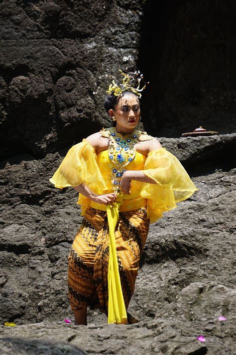 The Theatrical Of Babad Kadhiri Jayati The Story Of Panji Ande Ande Lumut On Selomangleng