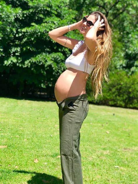 La China Suárez lució su panza de seis meses en bikini con una especial mención a Rufina Infobae