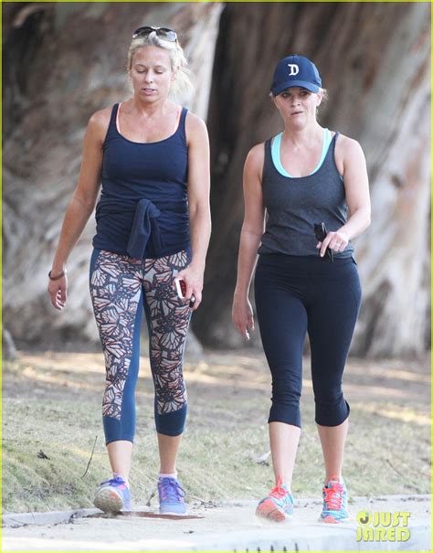 Reese Witherspoon Premieres Hot Pursuit During Busy Week Photo Julie Bowen Reese