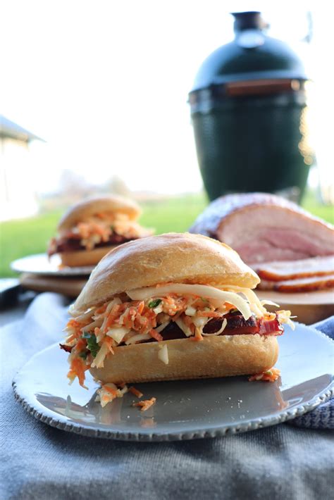 Broodje Gegrild Buikspek En Witte Koolsalade Op De Big Green Egg Bbq