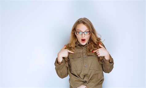 Fille Blonde Se Pointant Sur Elle M Me Et Semble Positive Photo Gratuite