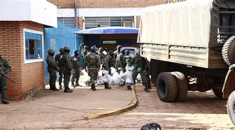 Operação suporte do Exército apreende armas celulares e drogas no