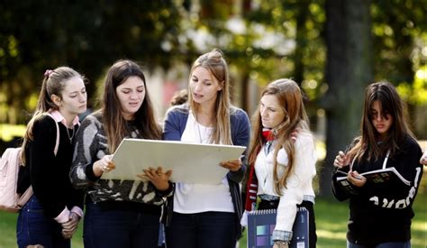 Unos J Venes Se Inscribieron Para Cursar En La Unlp Durante El