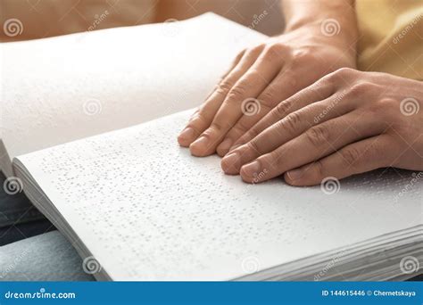 Livro De Leitura Do Homem Cego Escrito No Braile Foto De Stock Imagem