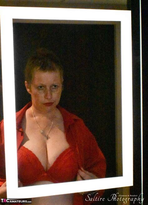 Mature BBW Posh Sophia Displays Her Large Boobs While Masturbating On Her Bed CoedCherry