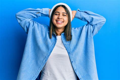Jovem Latina Vestindo Capa De Lã Fofa Relaxando E Esticando Braços E Mãos Atrás Da Cabeça E