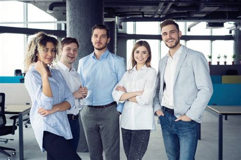 Equipe Amig Vel Bem Sucedida Os Trabalhadores Felizes No Escrit Rio